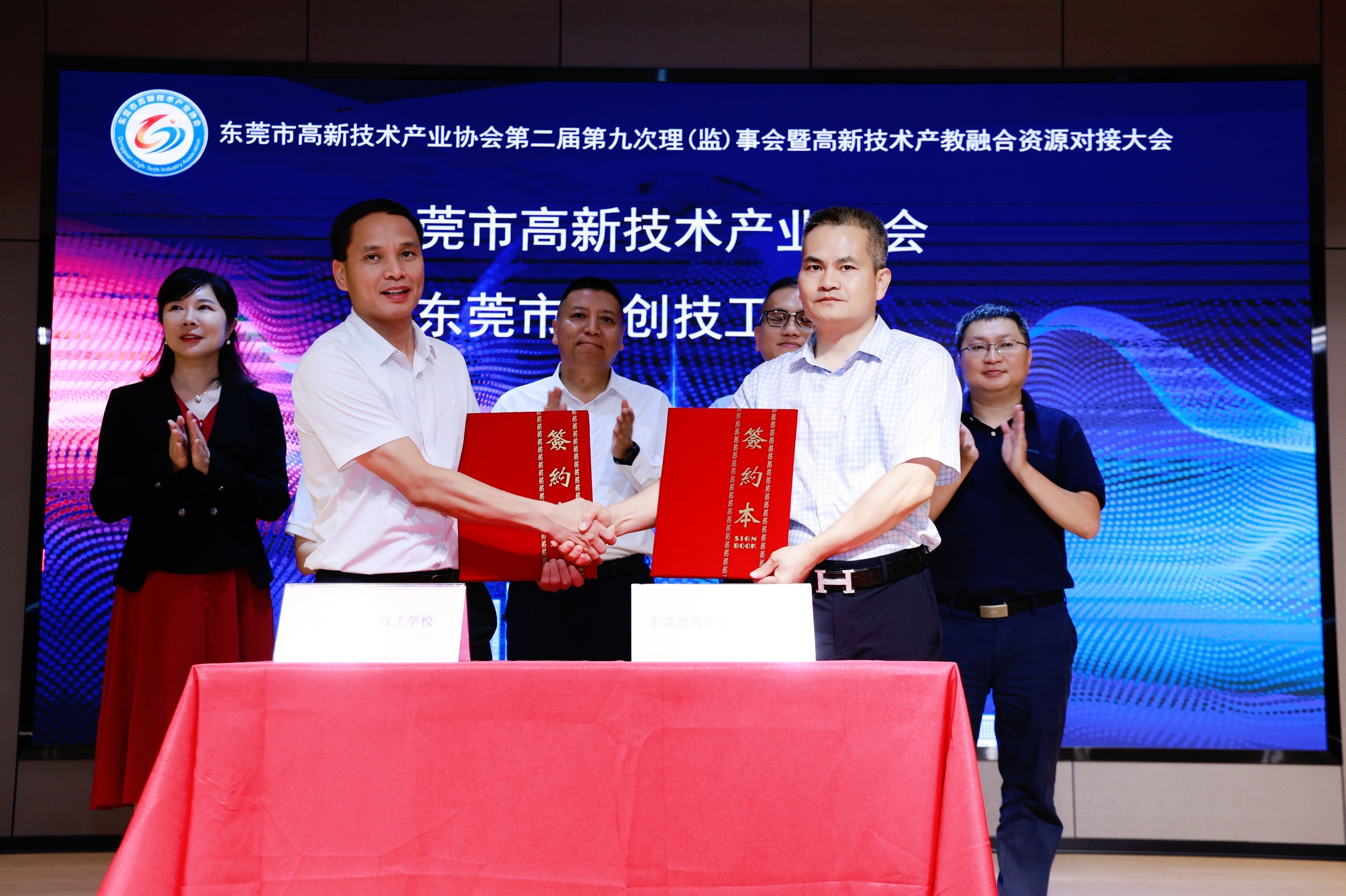 1749709419568086466.jpg 签约.jpg
