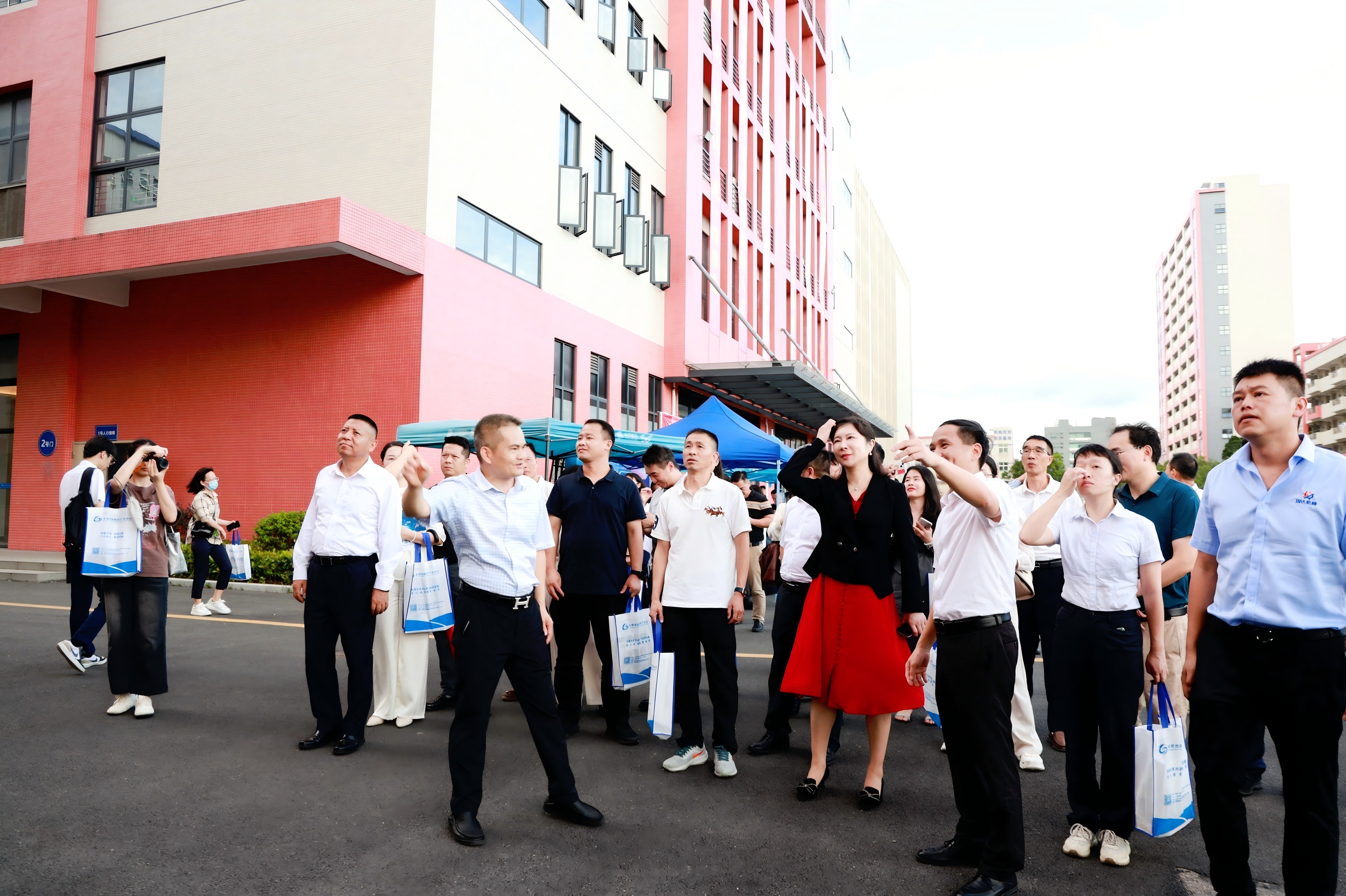 参观学校3(1).jpg